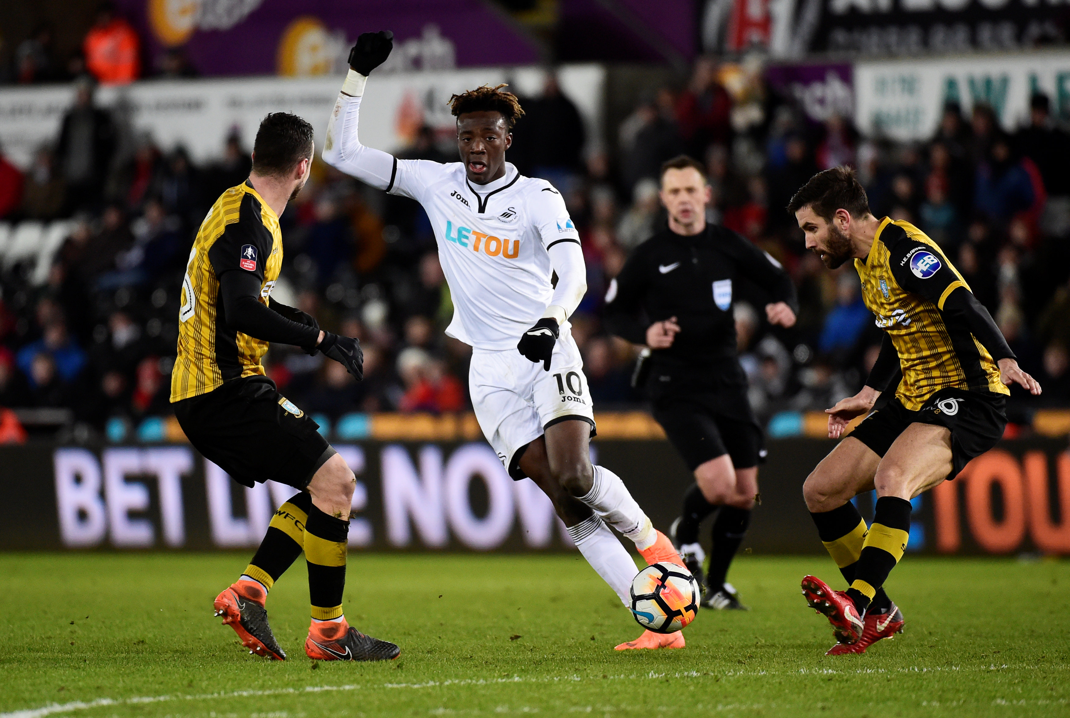 斯旺西胜出争夺，谢周三告终连败的简单介绍