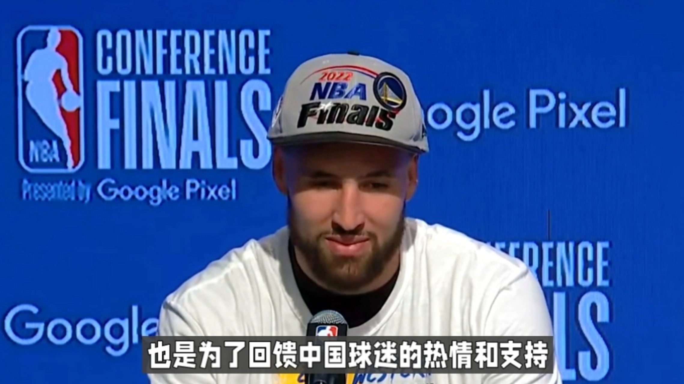 B体育注册-汤普森参加慈善赛事，与球迷亲密互动展现温暖一面