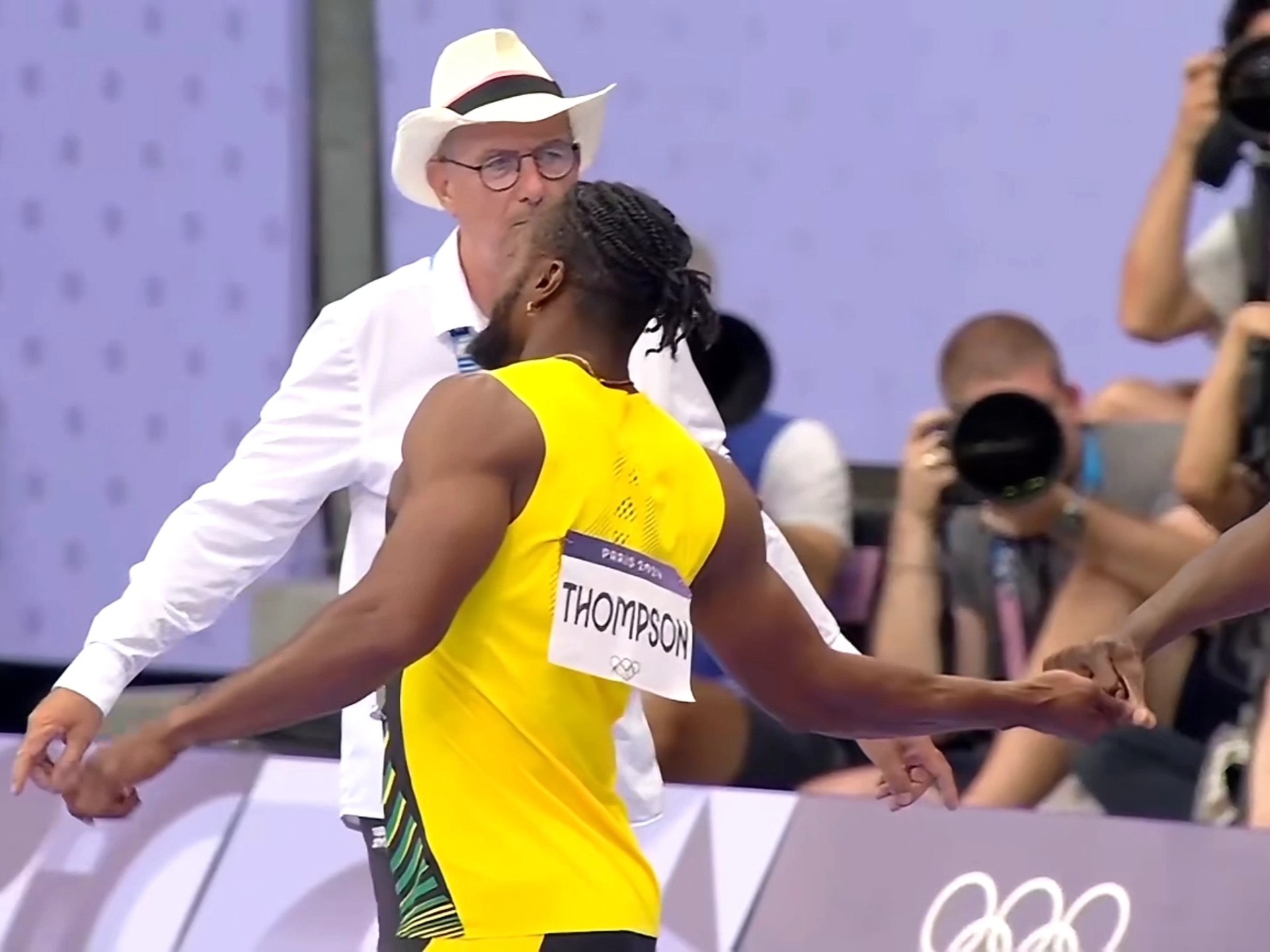 汤普森参加慈善赛事,与球迷亲密互动展现温暖一面 汤普森参加慈善赛事,与球迷亲密互动展现温暖一面