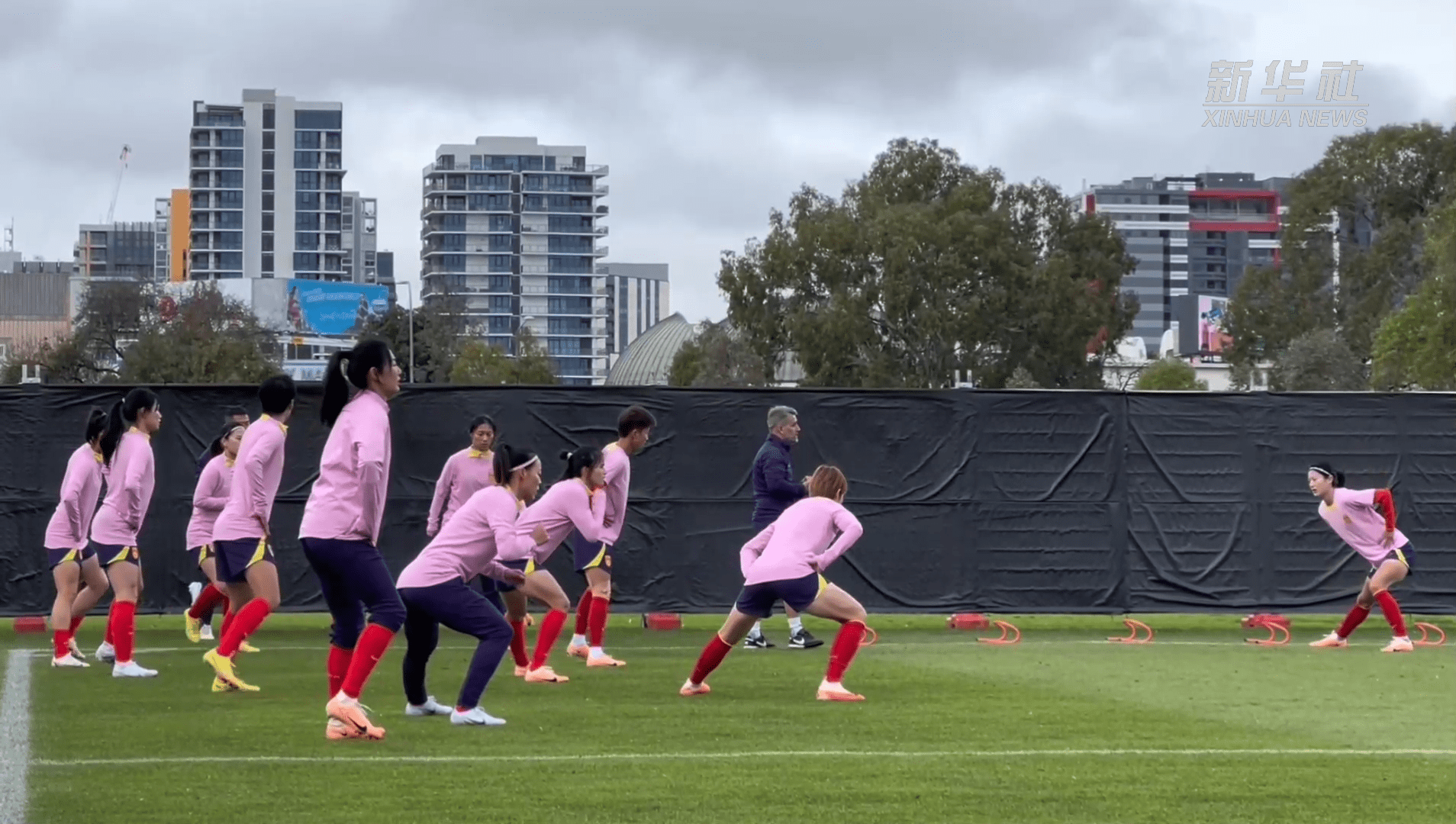 B体育官方入口-中国女足队员队形整齐，共同作战