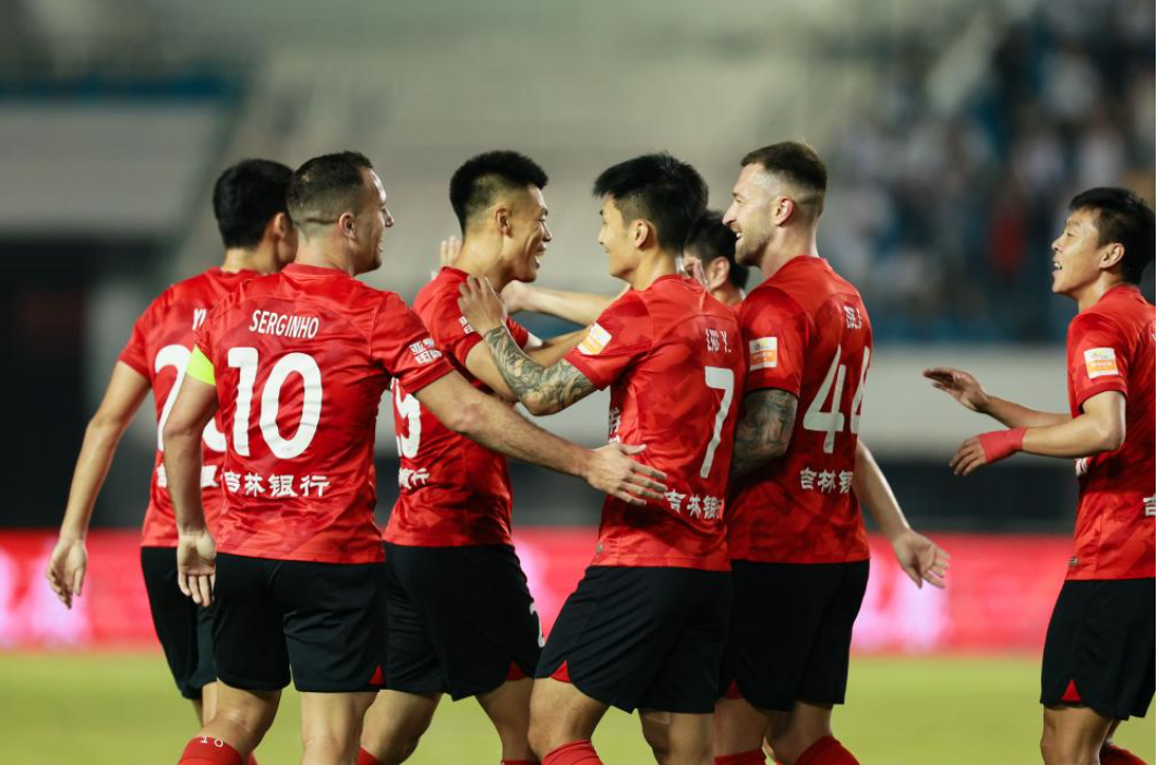 东亚球员团结一心,力压强敌 东亚球员团结一心,力压强敌