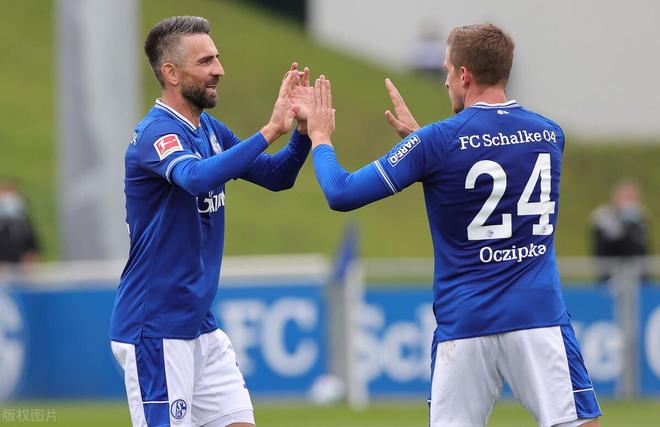 沙尔克俱乐部在国内足球比赛中取得成功 沙尔克俱乐部在国内足球比赛中取得成功